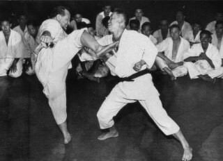 Twee karateka’s tijdens een historische kumite.