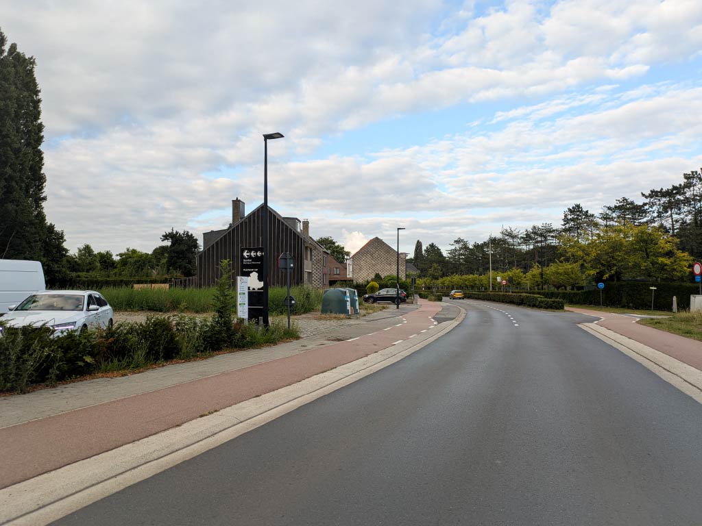 Vanaf de weg: volg het bord « Sporthal Campus Wemmel ».