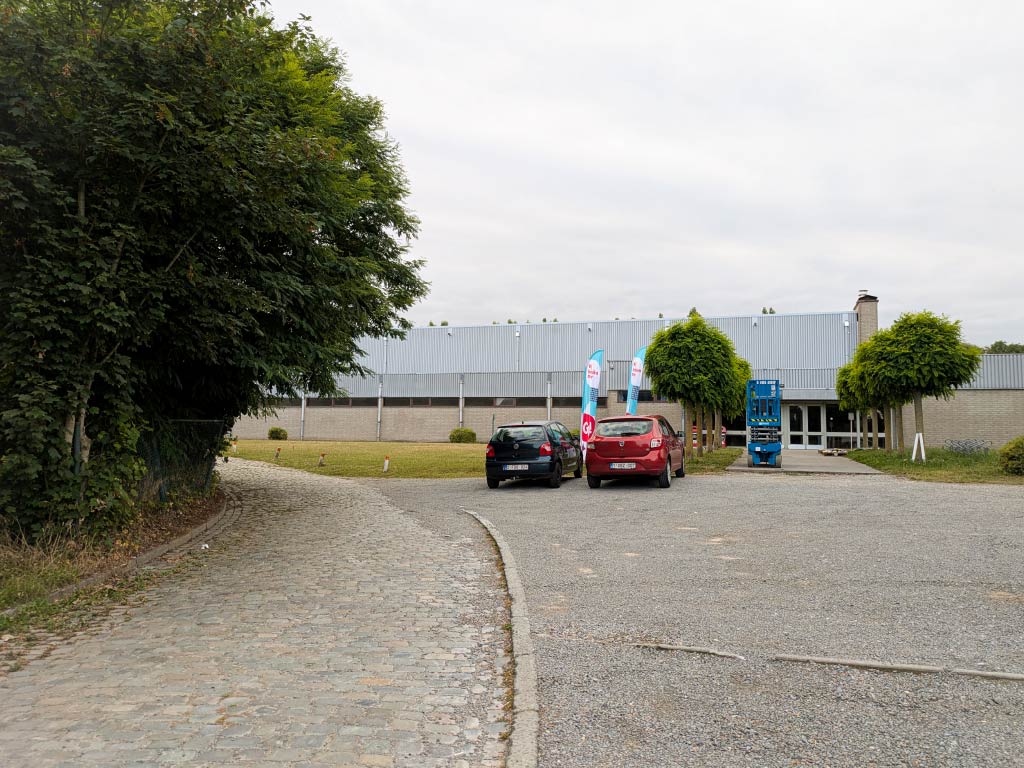 Parking voor de grote sporthal.