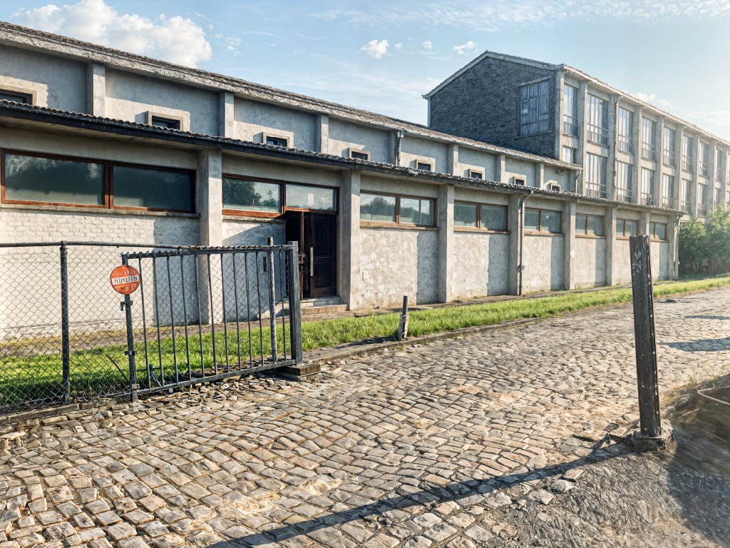 De ingang van de dojo: de bruine deur van de turnzaal.
